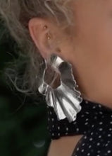 Load image into Gallery viewer, Palm Leaf Earring in Rhodium
